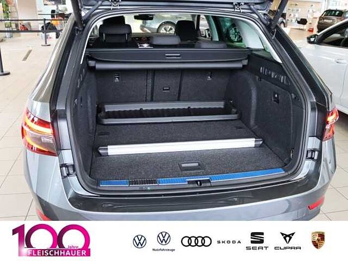 škoda superb combi - graphite grau metallic